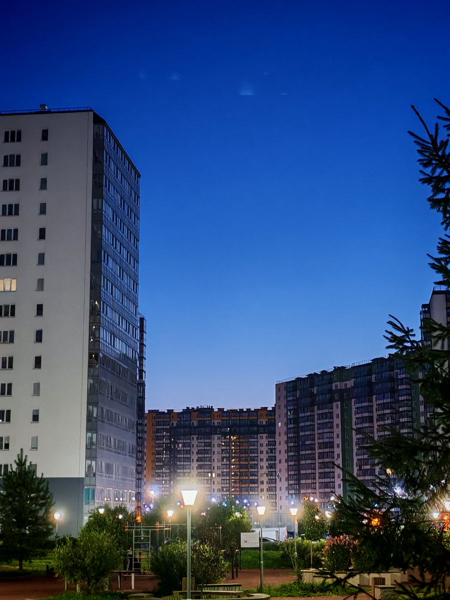 Сегодня фонари, все как один, горели.