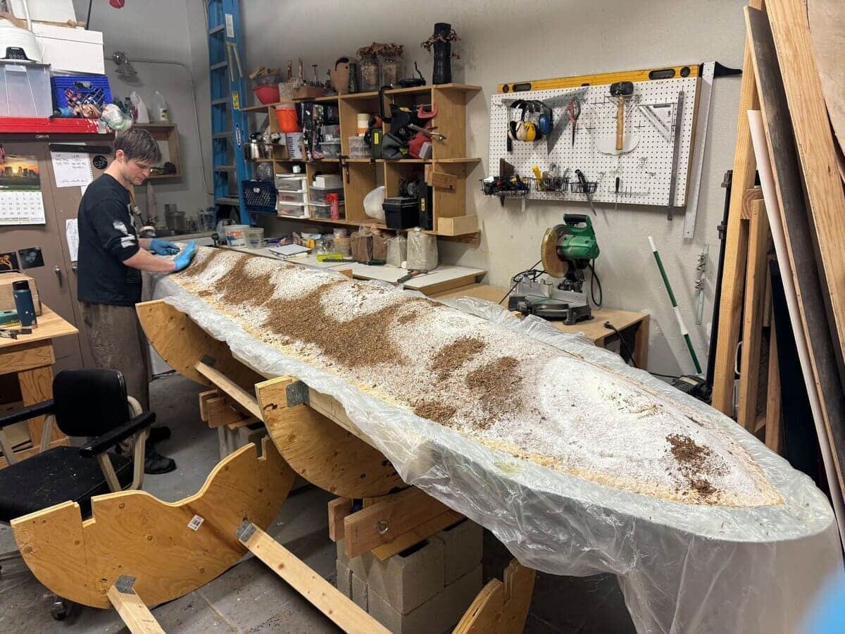    Изготовление каяка из грибов / © Jordan Freeman / Sam Shoemaker