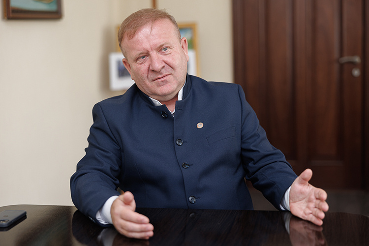    Марат Гафаров: «В районе никогда не производили дрожжи, зато здесь работает предприятие, где изготавливают хлебобулочные изделия на дрожжах, какие пекли наши бабушки».   
Фото: Сергей Елагин