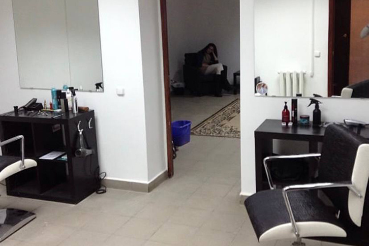    На «Авито» нашел еще одну разорившуюся парикмахерскую и выкупил ее со всем оборудованием: мойками, креслами, зеркалами, стойками, диванами и так далее.   
Фото предоставлено Талгатом Исмагиловым