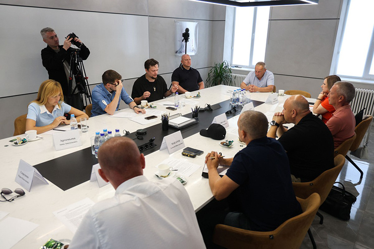    Пока в Вашингтоне, Москве и Киеве усиленно готовятся к следующему рауту переговоров о мире, бойцы усиленно готовятся к предстоящей осенне-зимней кампании. В связи с этим вектор их запросов о гумпомощи несколько изменился, а вместе с ним поменялись подходы волонтеров к закрытию все поступающих и поступающих заявок с фронта Фото: Андрей Титов