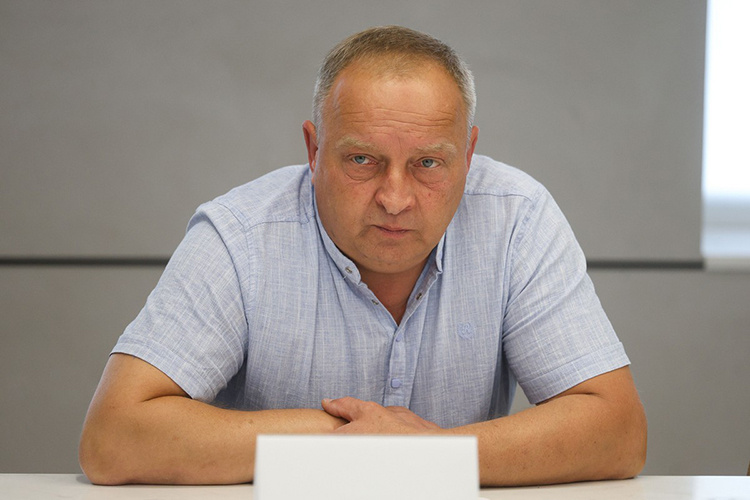    Юрий Суворов: «У нас бабушка готова, получая пенсию в 20 тысяч, все отдать на то, чтобы сынки были в тепле, сыты и здоровы. Средний возраст почему-то надо поднимать, раскачивать».   
Фото: Андрей Титов