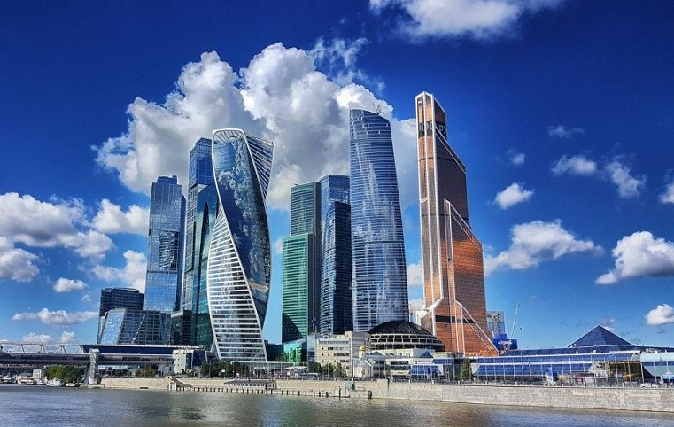 Вот так представляет себе Москву-Сити уважаемый ИИ