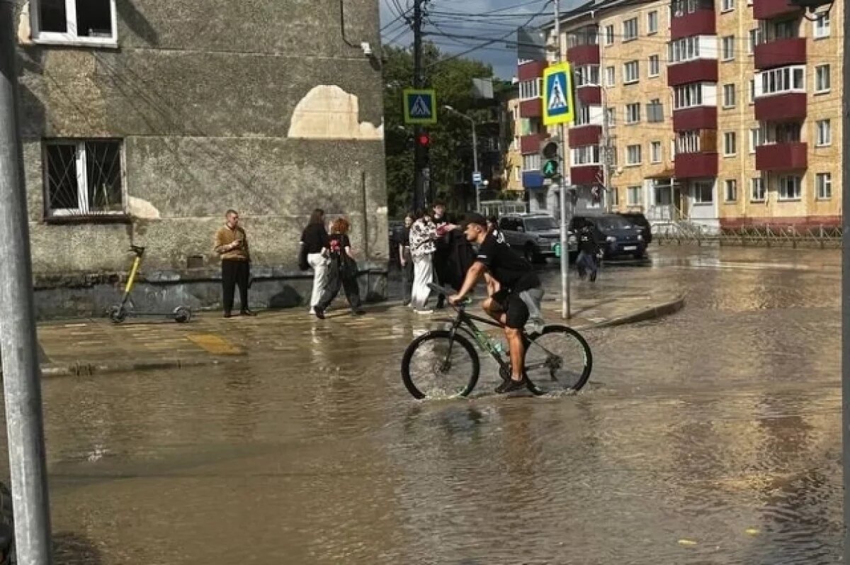    Сильный ливень вызвал подтопление улиц в Южно-Сахалинске