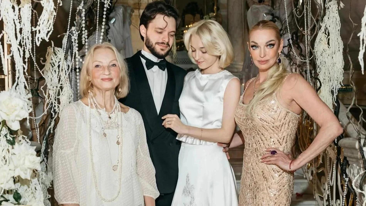    Мама, зять и дочь Анастасии Волочковой с балериной. Фото: Инстаграм (запрещён в РФ) @volochkova_art