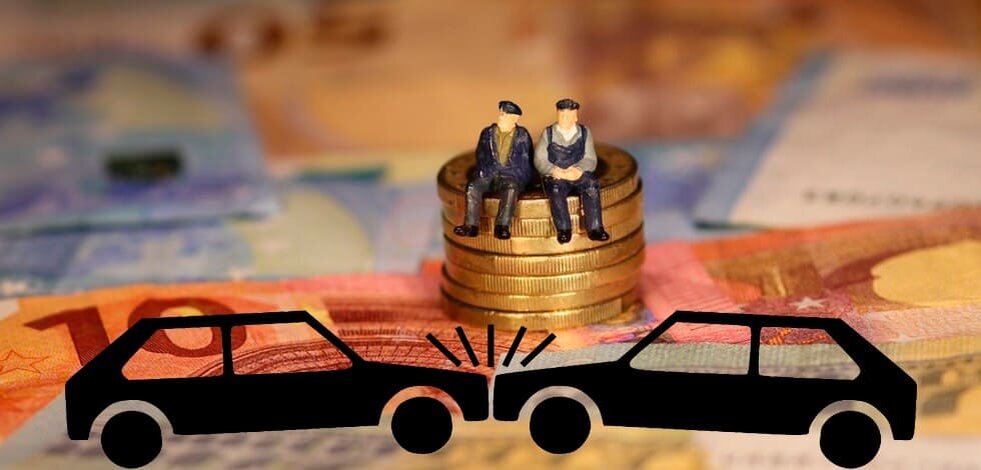 Представьте: вы едете по своим делам, думая о вечном. Или о котлетах на ужин. Внезапно — скрежет, удар, звон бьющегося стекла. Сердце уходит в пятки. Первая мысль: «Я же не виноват(а)!». Вторая, после минутного разбора полетов: «Хм... А он тоже... И я вроде...». Знакомо? Добро пожаловать в клуб. Вы только что стали участником ДТП с прелестным разговорным термином «обоюдка».

Это не тот случай, когда один лихо подрезал, а второй был белым и пушистым ангелом. Нет. Здесь оба в танце. Оба в какой-то момент посчитали, что правила писаны не для них, или просто не увидели друг друга. Итог — общий бампер, общие проблемы и море вопросов.

Кто платит? Как делят ущерб? Что делать, если страховые начинают строить рожи и отказываются платить? Давайте разбираться, без сухих юридических заклинаний, на понятном языке асфальта и страховых полисов.