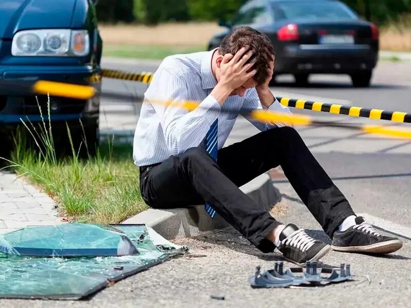 Что это за зверь такой — «обоюдная вина»?
Юристы хмурятся, когда слышат это слово. Его нет в ПДД, нет в КоАП, нет в Гражданском кодексе. Это народное творчество, ярлык, который вешают на ситуацию, где инспектор или суд не могут назначить одного-единственного виноватого. Потому что виноваты — оба.

Классика жанра: оба притираются при перестроении. Один не посмотрел в слепую зону, второй не уступил. Или на перекрестке: один ехал на желтый, уже мигающий, второй — на красный, только зажегшийся. Схватка титанов. Оба нарушили. Обоим в протоколы впишут соответствующие статьи. И вот она — обоюдка.

Но это не значит, что вина всегда делится строго пополам, 50/50. Нет! Степени этой вины могут быть разными. Один нарушил грубо и осознанно, второй — слегка и по невнимательности. И этот нюанс — ключ ко всем деньгам, которые вам потом будут или не будут выплачивать.