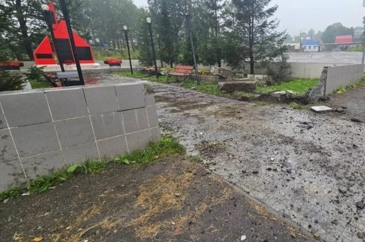    На Камчатке накажут водителя, снесшего забор у мемориала Славы в Термальном