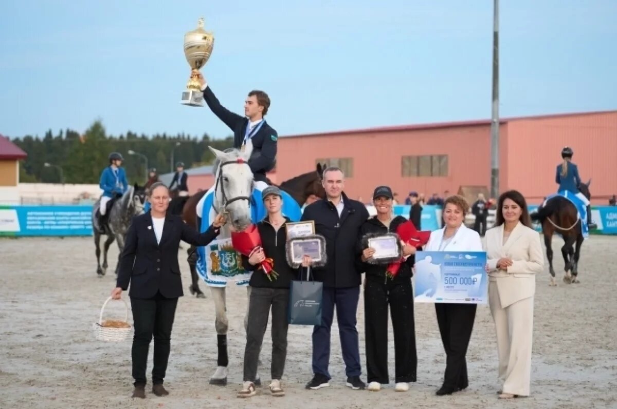    Руслан Кухарук поздравил победителй и призеров с наградами.