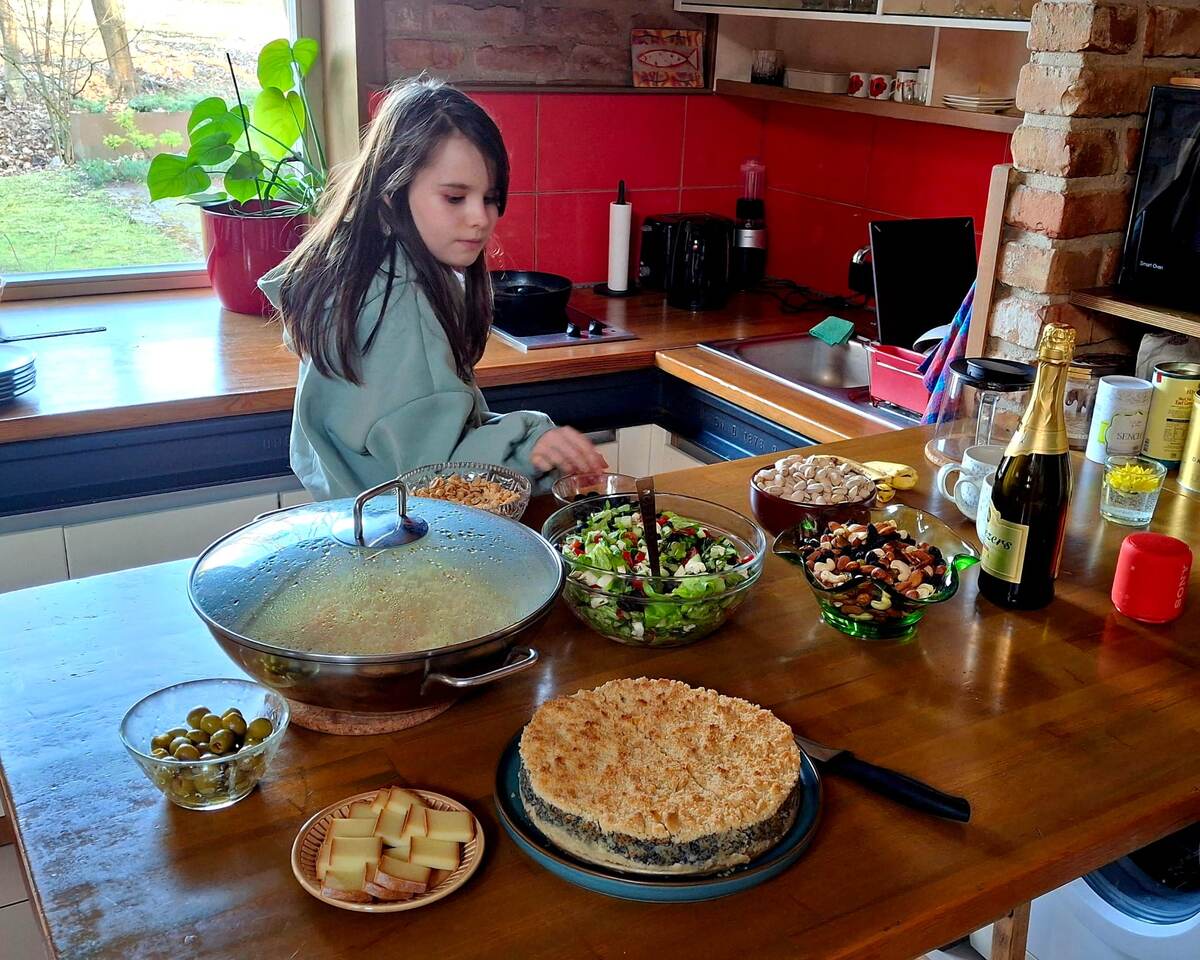 Лиза помогает маме на кухне. В свои 10 лет знает рецепты многих вкусных блюд. Фото из личного архива Инны Мамоновой