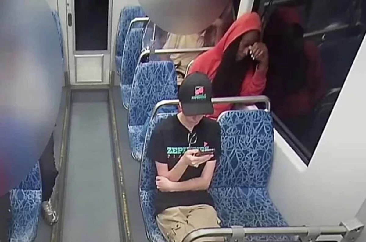    Чернокожий мужчина сидел позади девушки и внезапно нанёс ей несколько ножевых ударов в область шеи, от которых она скончалась.