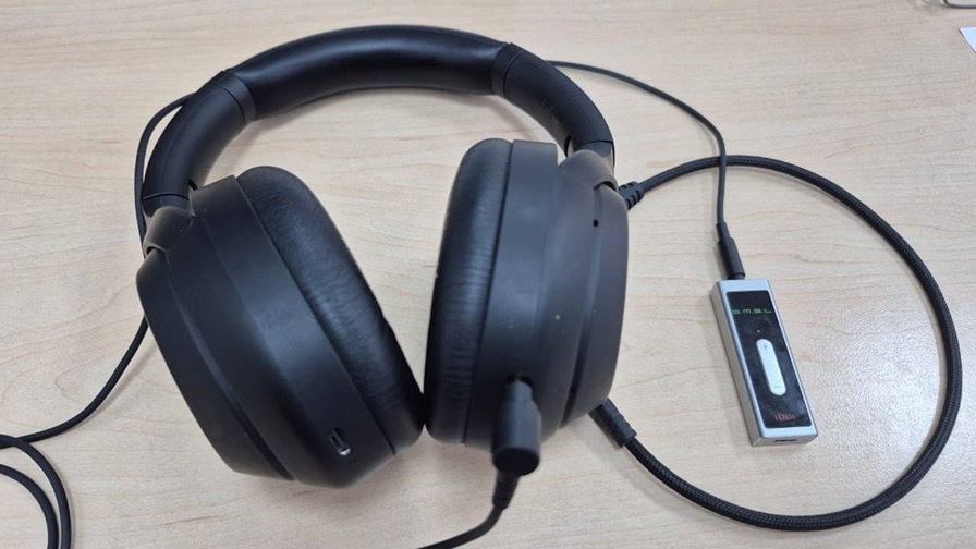 Звучание у SMSL Idol ровное во всем диапазоне, звук звезд с неба не хватает, но достаточен для прослушивания в рабочей обстановке.