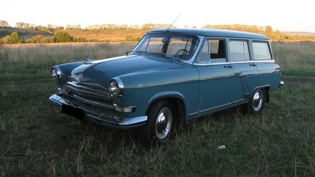 Газ 22 — советский грузопассажирский автомобиль, выпускавшийся Горьковским автозаводом («ГАЗ») с конца 1938 по начало 1950-х годов. Это была модификация популярной модели ГАЗ-М-1 («Эмка»), предназначенная для перевозки пассажиров и грузов одновременно.

▌ Основные характеристики Газ 22

▌ Кузов и конструкция

Автомобиль имел кузов типа универсал или комби с двумя рядами сидений и большим багажником сзади. Благодаря своей конструкции, машина была удобна для перевозок небольшого количества груза и группы пассажиров одновременно.

▌ Двигатель и трансмиссия

Модель оснащалась четырехцилиндровым двигателем мощностью около 50 л.с., работающим на бензине. Трансмиссия механическая, трехступенчатая коробка передач позволяла автомобилю развивать скорость до примерно 90 км/ч.

▌ Применение

Газ 22 активно использовался государственными учреждениями, службами такси, скорой помощи и частными лицами. Универсальность автомобиля сделала его популярным среди владельцев малого бизнеса, фермеров и коммунальных служб.

▌ Заключение

Несмотря на ограниченный объем производства, Газ 22 оставил заметный след в истории советского автопрома благодаря своей многофункциональности и надежности. Эта модель стала одной из первых попыток создать универсальный автомобиль, способный совмещать функции легкового транспорта и небольшой грузовой машины.