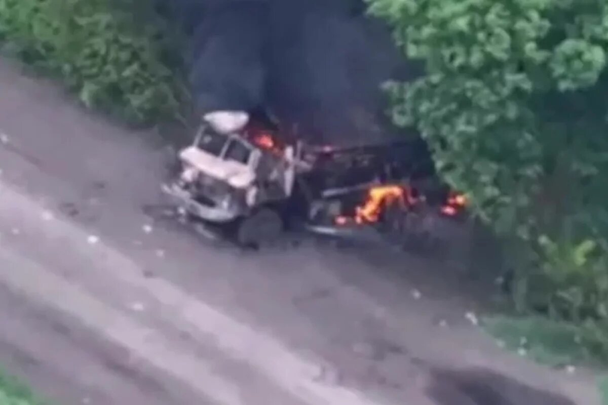    Дороги из Славянска на Изюм и Барвенково превращены в «трассы смерти», обочины которых заставлены сгоревшей и искореженной взрывами техникой.