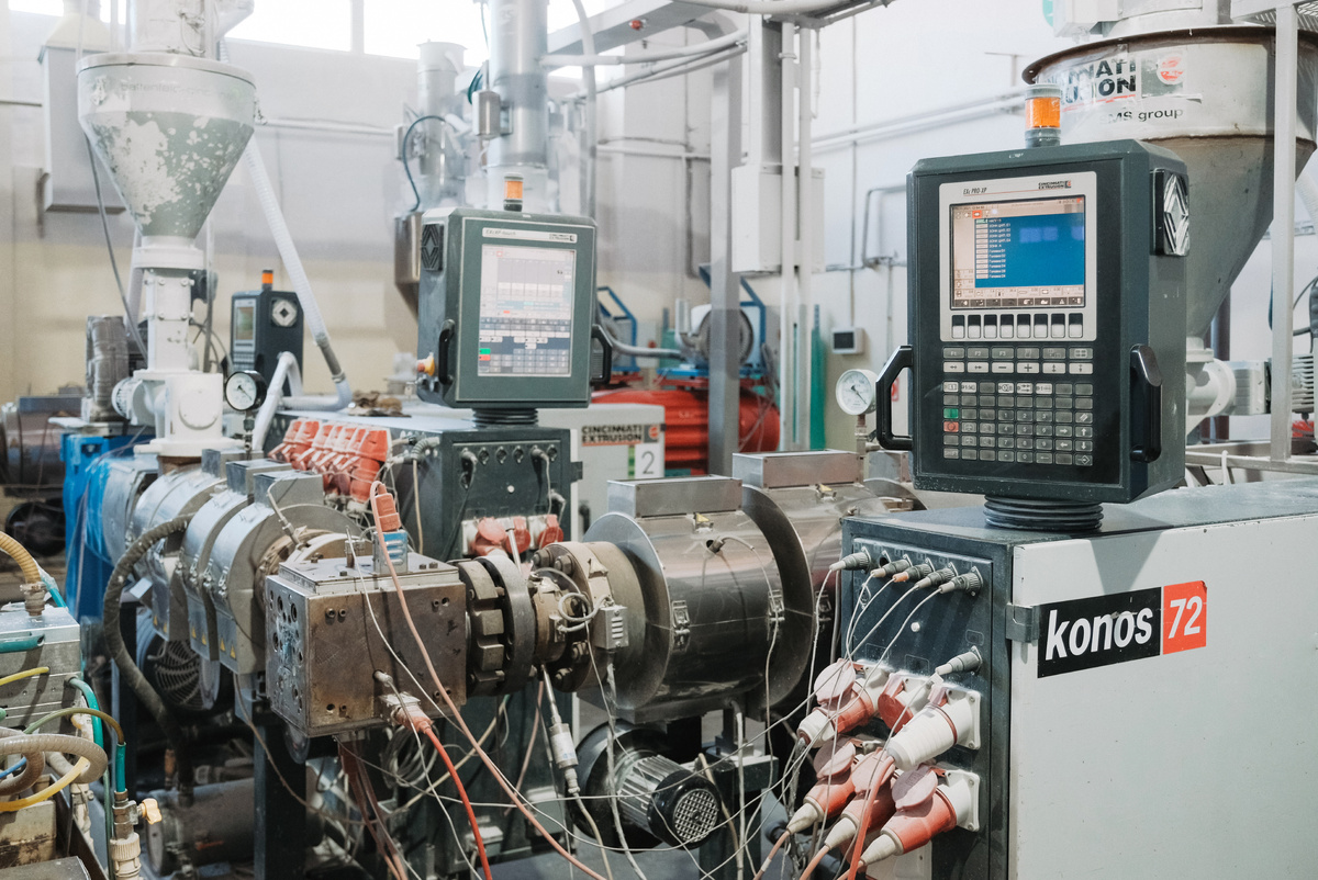 Коэкструзионная линия состоит из двух экструдеров и специальной фильеры