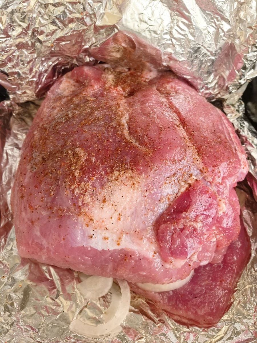 Свиной окорок перед запеканием