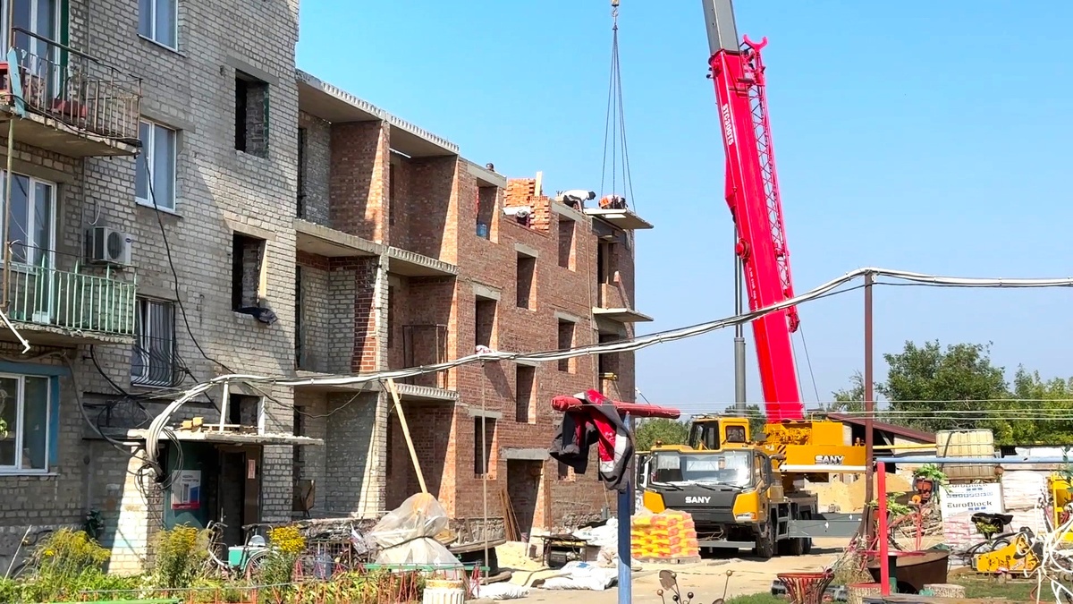    Югорчане восстанавливают легендарный дом в Авдеевке