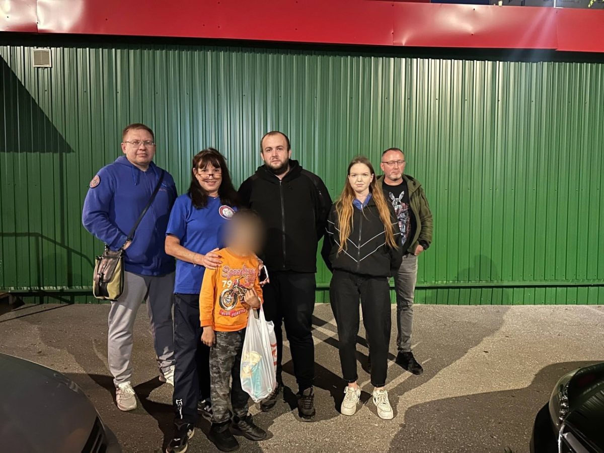    Спустя несколько часов поисков один из волонтёров смог найти ребёнка.