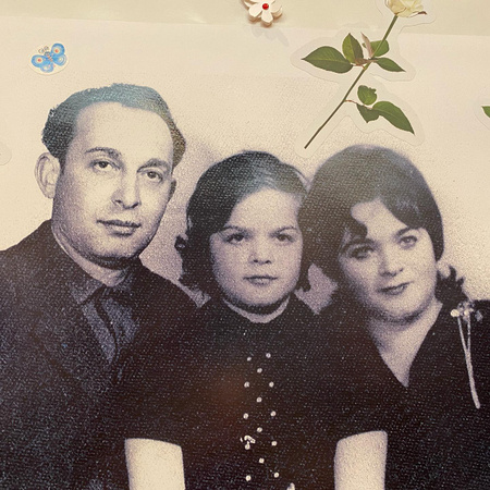    Лариса Долина (в центре) с родителями. Фото © Instagram (признан экстремистской организацией и запрещен на территории Российской Федерации) / larisa.dolina.official