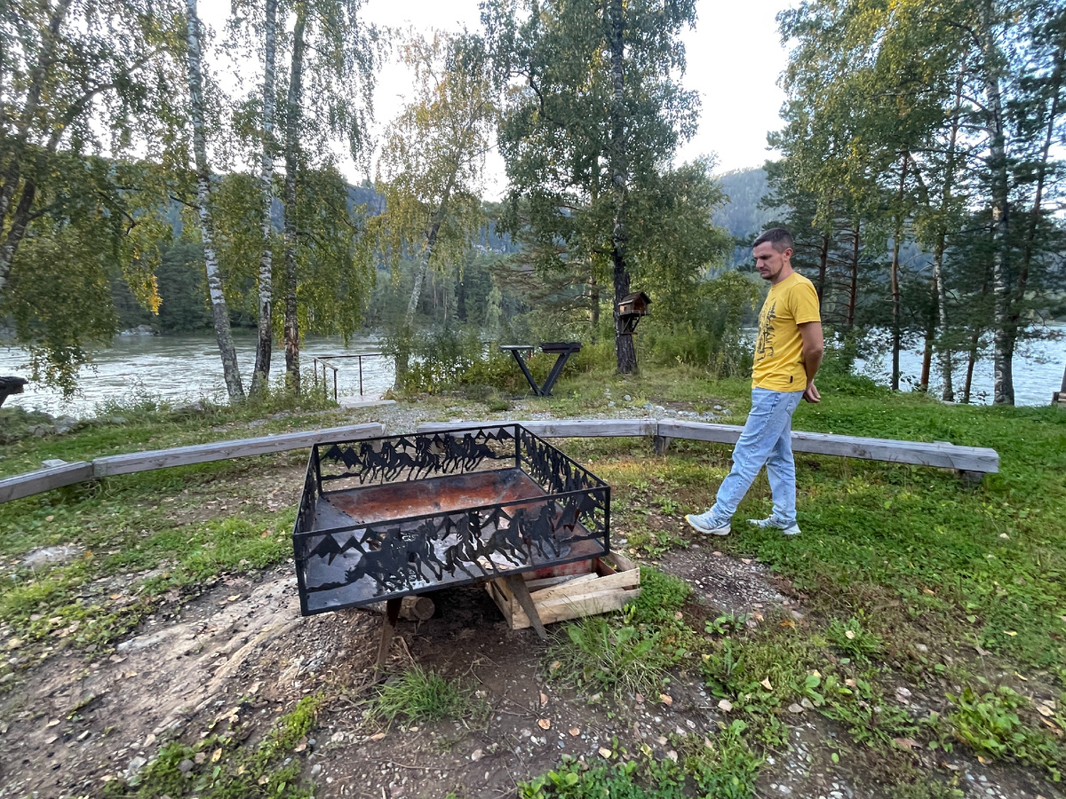 На территории есть костровая чаша, можно посидеть у костра, будь вы вдвоем или большая компания.