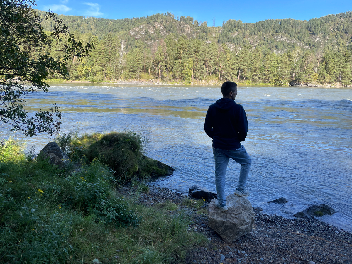 Есть выход на берег к реке