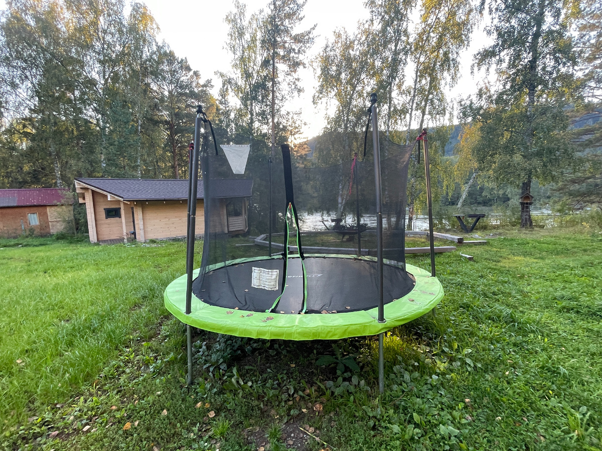 Небольшой батут на территории. Кроме этого для детей больше ничего нет.