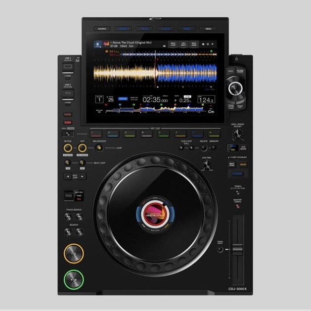 Само устройство стало чуть больше, так же больше нет надписи Pioneer DJ, сейчас красуется AlphaTheta