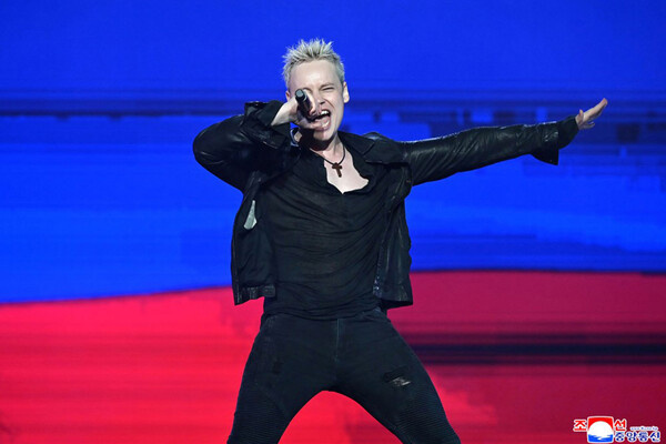 Певец Shaman выступает на торжественном гала-концерте, посвященном 80-летию освобождения Корейского полуострова от японской оккупации, в Пхеньянском дворце спорта, 16 августа 2025 года / kcna.kp 