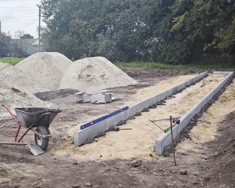     Во Льгове началось строительство новой детской площадки на улице Вокзальной