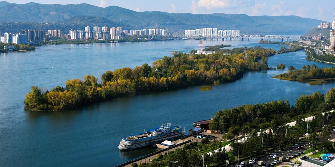 Виды Красноярска с одной из самых высоких крыш центра - здания Енисейского речного пароходства