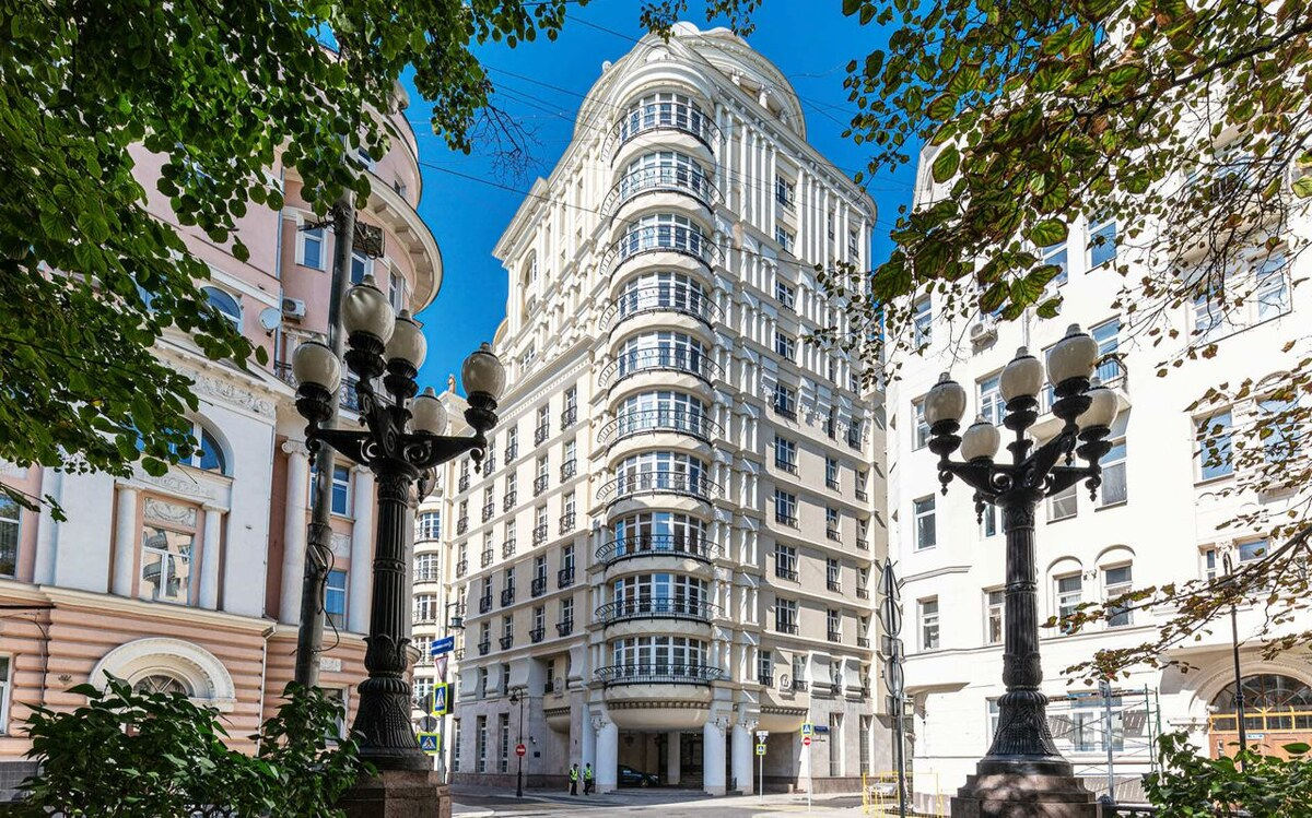 Дом Патриарх, футуристический фасад