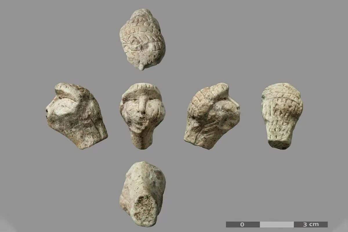    Лицо статуэтки, найденной во время раскопок на стоянке Амьен-Ренанкур 1, в разных ракурсах / © Stephane Lancelot, Inrap