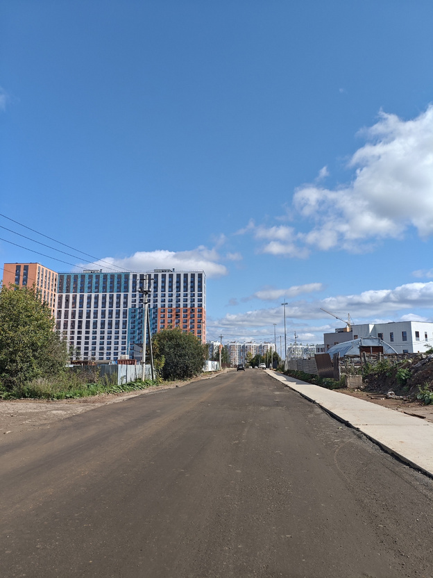    Возле школы в Слободе Курочкины обновили разбитую дорогу