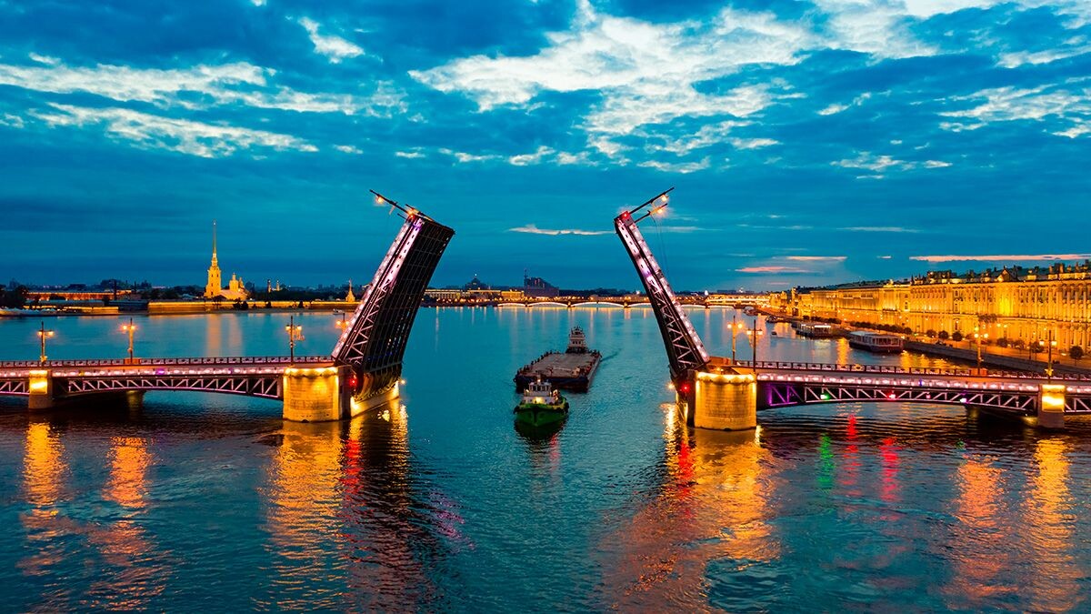 Вид на разводной мост через Неву в Санкт-Петербурге