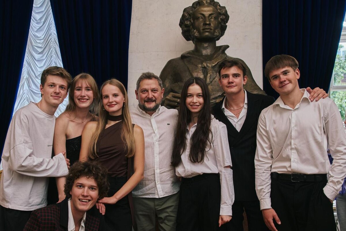    Новые артисты театра и Евгений Писарев Геворг Арутюнян