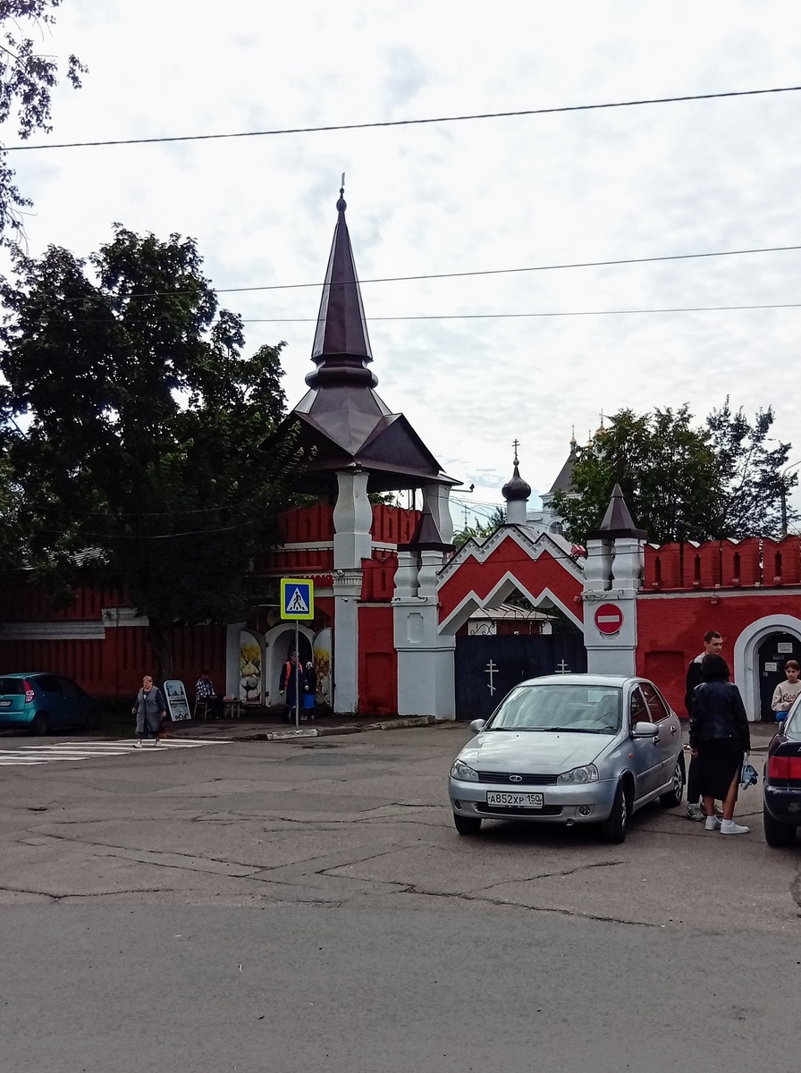 Красная стена Владычнего монастыря с Северными вратами. Фото из личного архива автора.