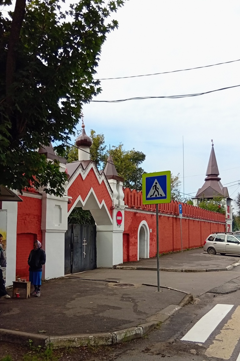 Красная стена Владычнего монастыря с Северными вратами. Фото из личного архива автора.