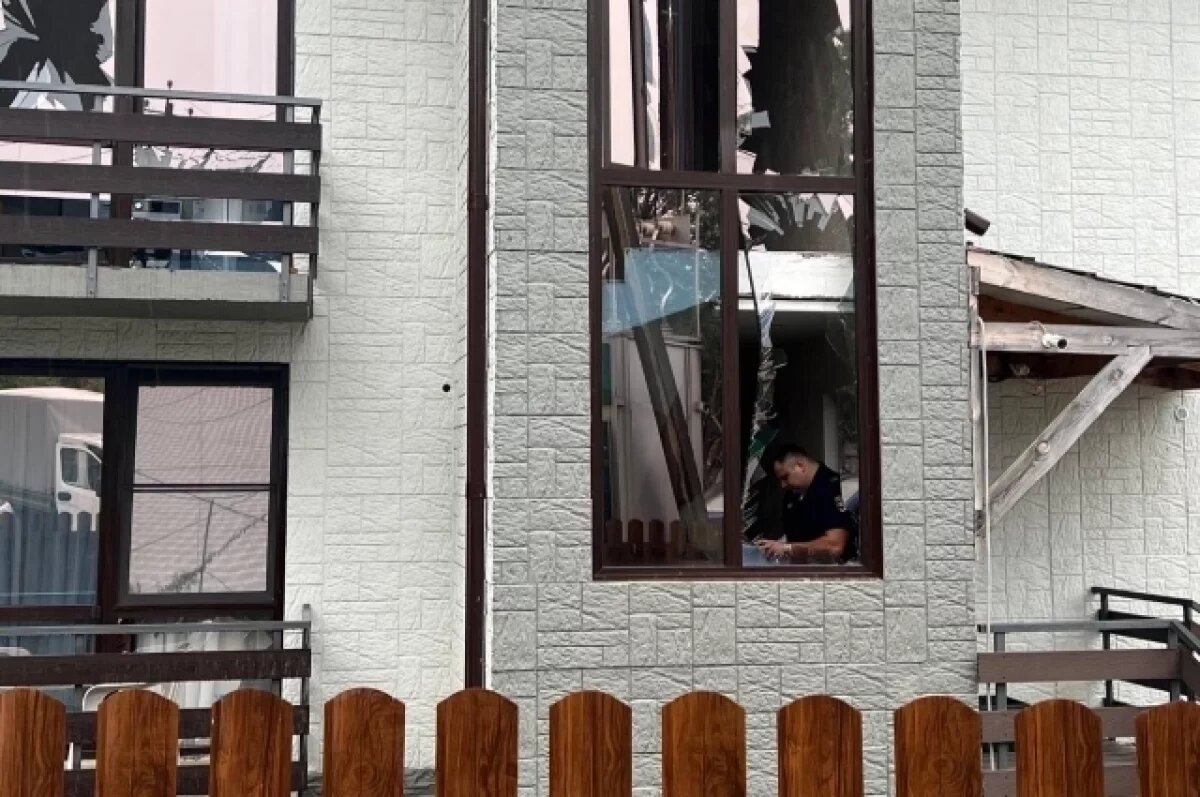    Осколками посекло фасады семи домов в Адлере и несколько автомобилей.