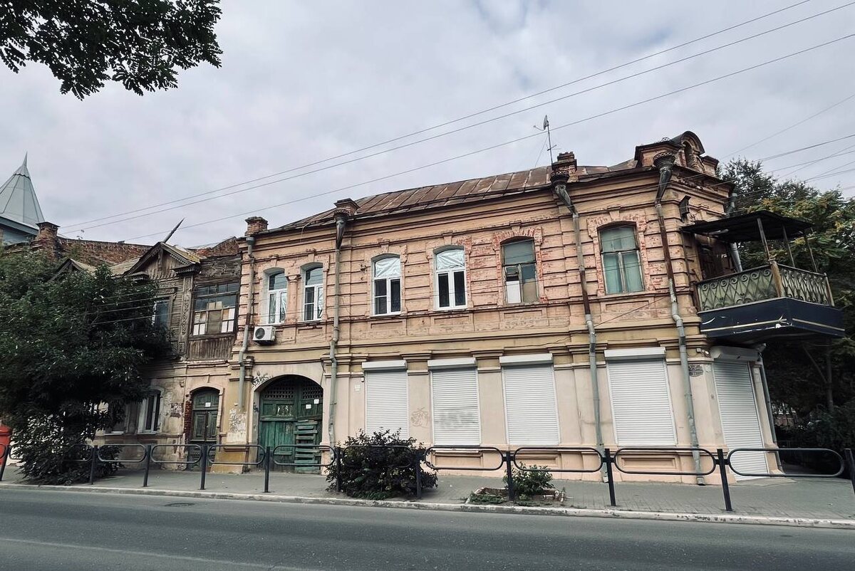 Дом Сидорова. Камень и дерево — редкий союз. Строгий горожанин и поэтичный резчик будто сошлись под одной крышей.
