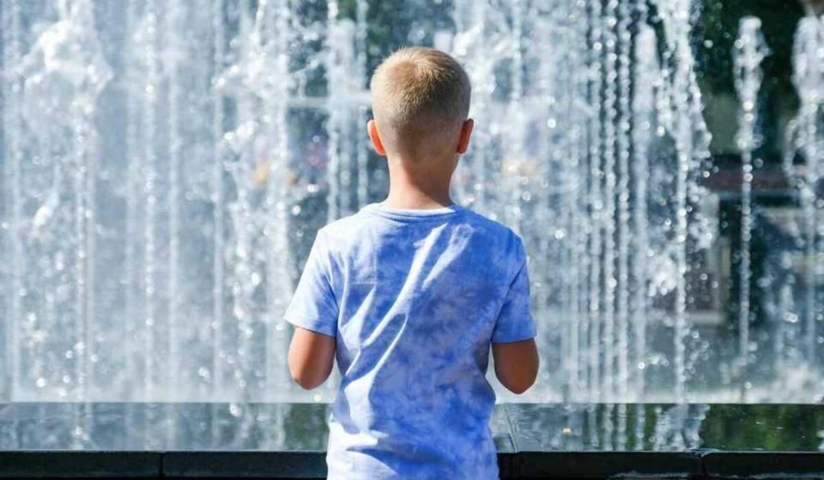     Мальчик у фонтана. Источник: spb.kp.ru Автор фото: Артём Килькин