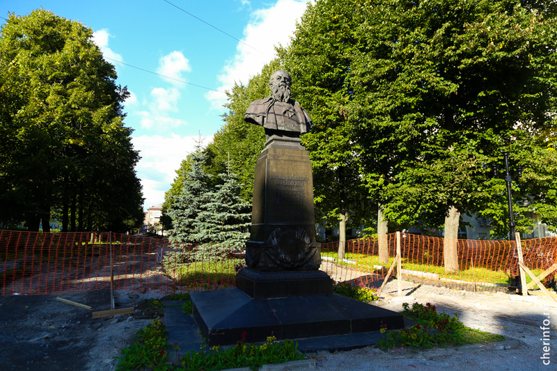    В порядок приводят и сквер на Верещагина.