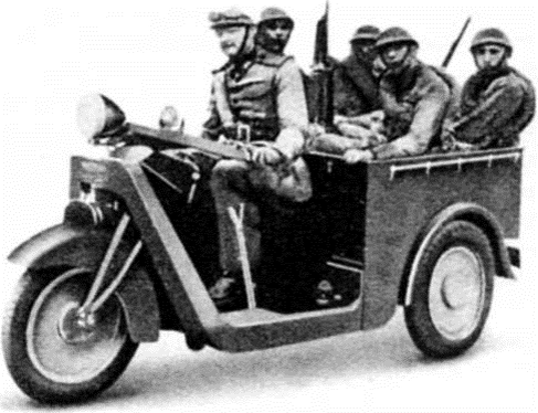 Легкий трехколесный патрульный автомобиль «Мазда-КС», созданный на базе мотоциклетных агрегатов и снабженный металлической рамой и коробчатым кузовом на четырех солдат. 1936 год. Из открытых источников