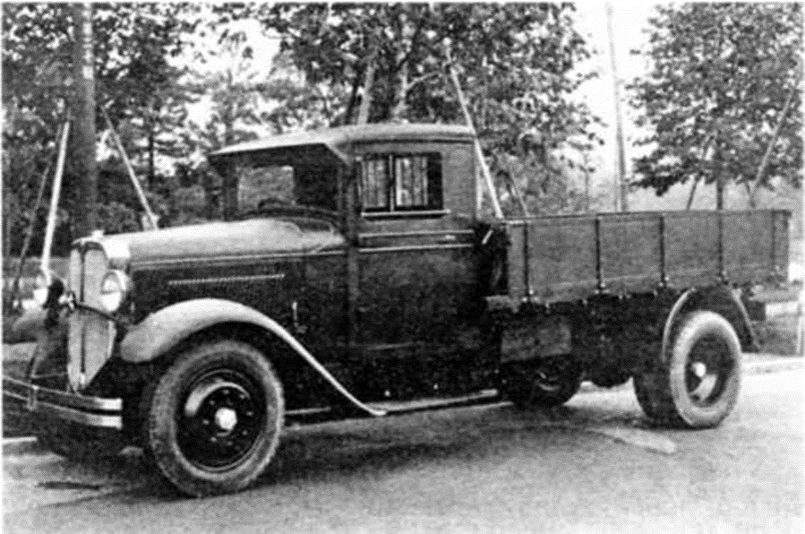 Типовой 2-тонный грузовик Исудзу ТХ40 классической компоновки с 70-сильным бензиновым двигателем широко использовался в японской армии. 1935 год. Из открытых источников