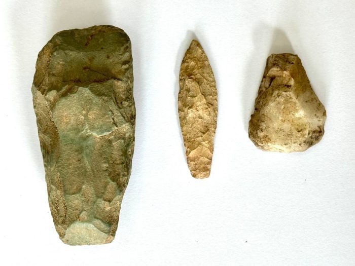 Древние инструменты, наконечник стрелы. Фото Новосибирского краеведческого музея.