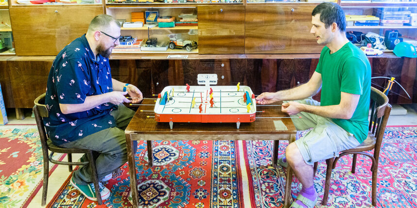    Новое игровое пространство было придумано во время игры в настольный хоккейАлена Бобрович