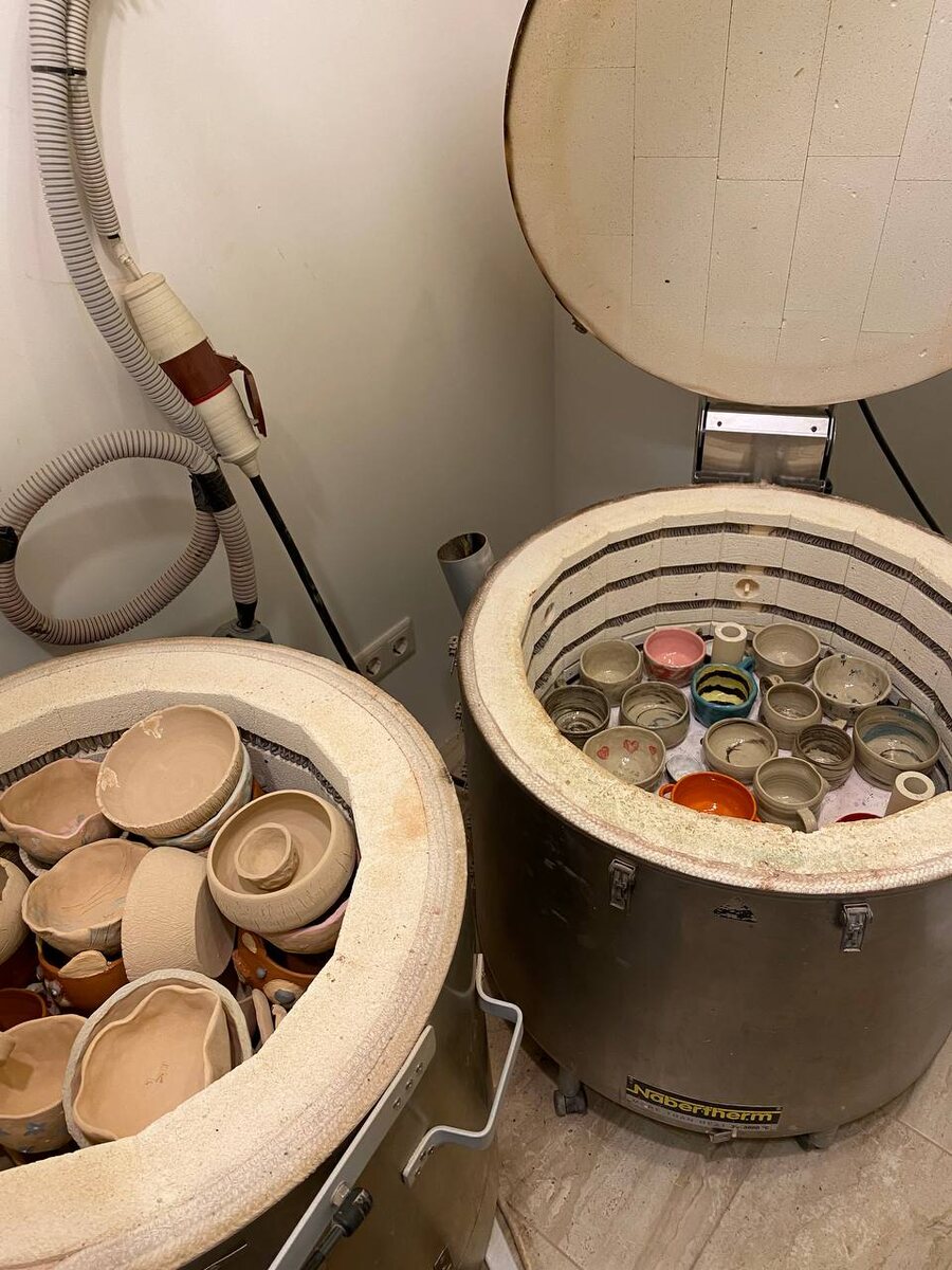 В таких чанах запекают кружки и тарелки