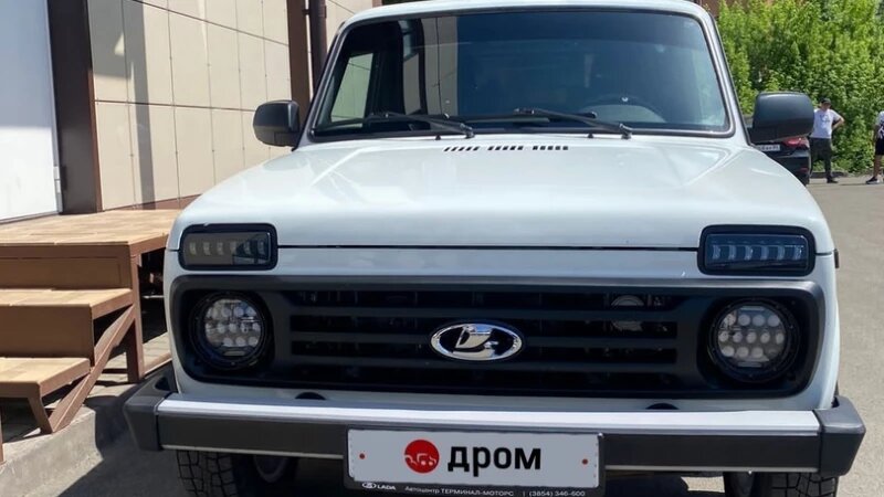     Белый джип Lada Niva legend 2021 года выпуска продается в Барнауле за 860 тыс. рублей. drom.ru