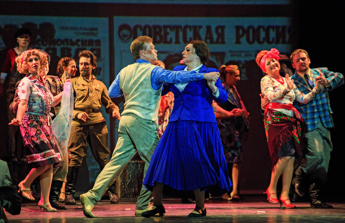 Сцена из оперы Родиона Щедрина "Не только любовь" в постановке Камерного музыкального театра "Санктъ-Петербургъ Опера"