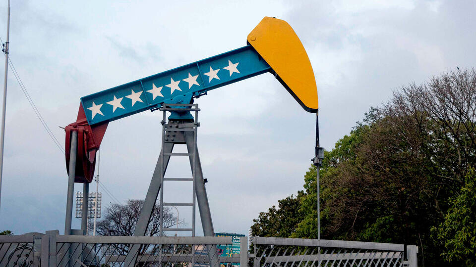     Мадуро назвал золото и нефть Венесуэлы настоящей целью США Ronald Pena/EPA/TASS