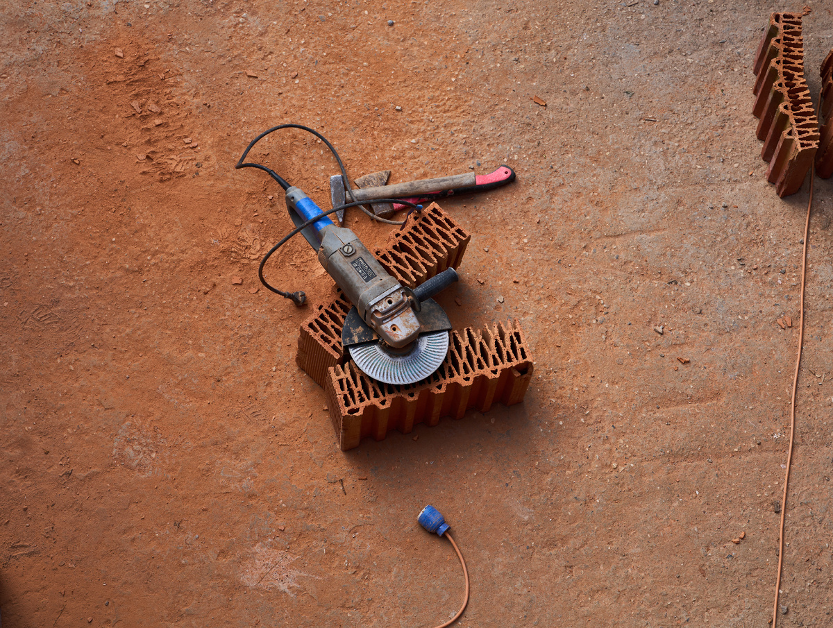 Керамический блок легко режется 230-й УШМ. Листайте вправо. Фото автора